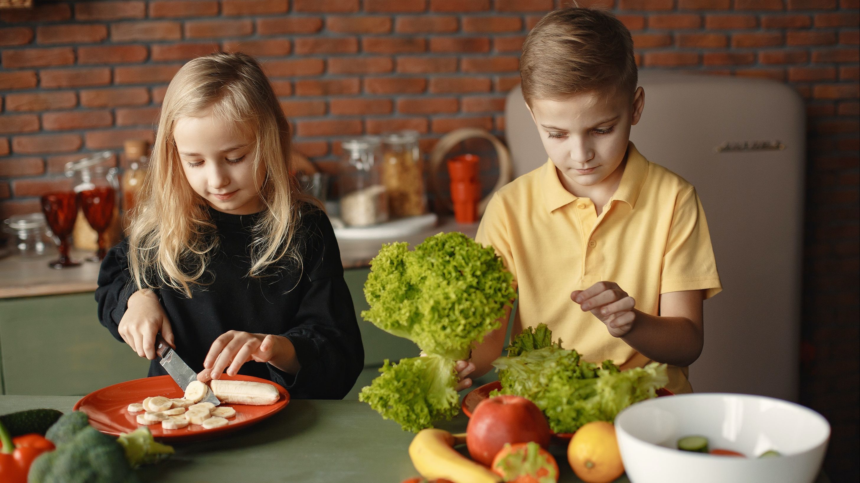Dale alimentos ricos en hierro. FUENTE: Pexels