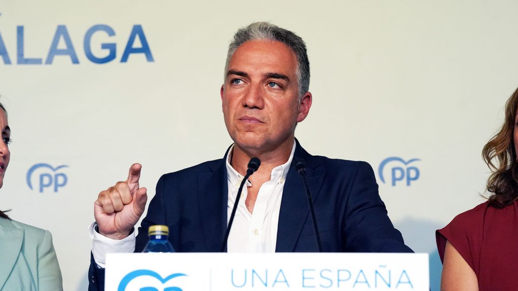 El coordinador general del PP y número uno de la candidatura del PP de Málaga al Congreso, Elías Bendodo (c), y la presidenta del PP de Málaga, Patricia Navarro(d), junto a la número 2 de la lista del PP al Congreso por la provincia, María del Mar Vázquez (i) por la candidatura popular de cara al 23 de julio a 16 de junio de 2023 en Málaga, Andalucía.//Álex Zea.
