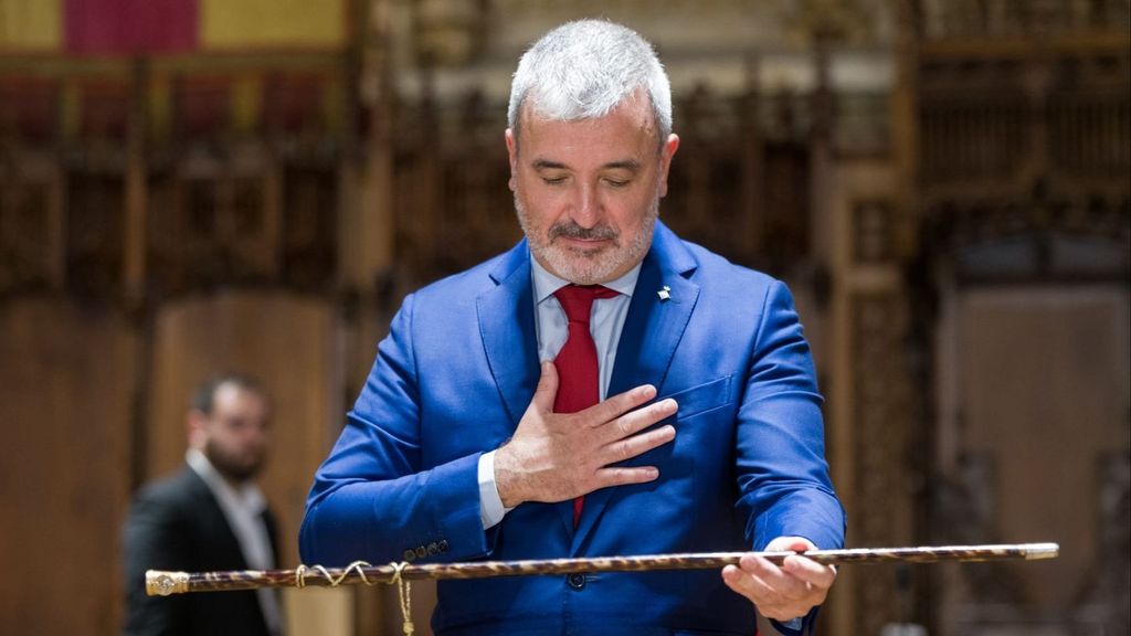 El nuevo alcalde de Barcelona, Jaume Collboni, recibe la vara tras ser investido con los votos de BComú y del PP