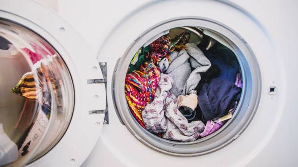¿Por qué debemos lavar la ropa antes de estrenarla?
