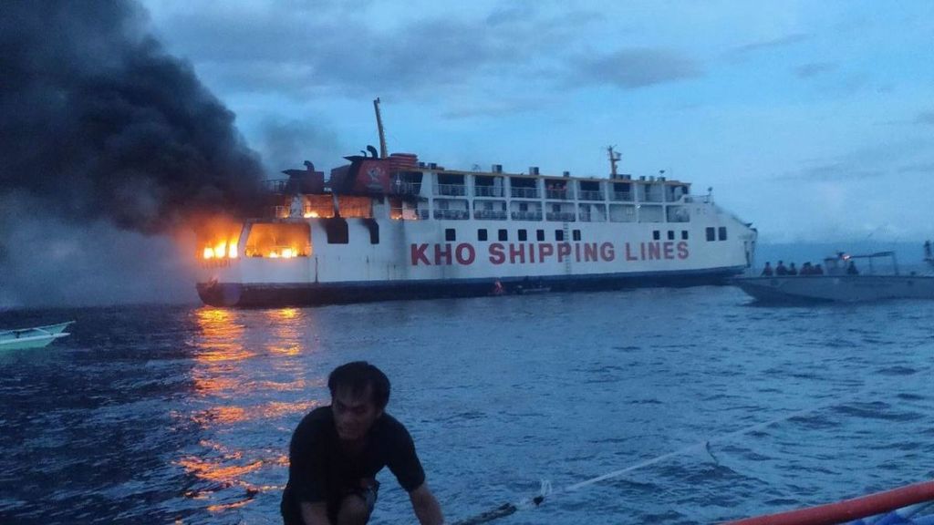 Incendio en un ferry que viajaba por aguas de Filipinas: 120 personas han tenido que ser rescatadas