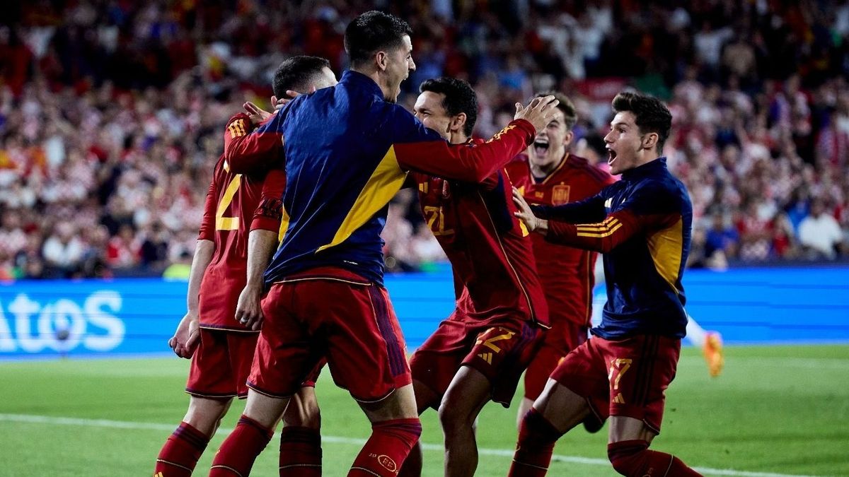 Los jugadores de la selección celebran con Carvajal el penalti decisivo para ganar la Liga de Naciones 2022-2023