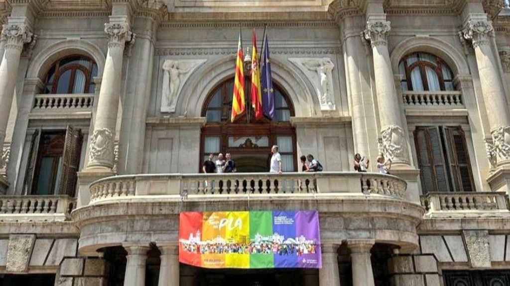La retirada de la bandera LGTBIQ+ del ayuntamiento de Valencia protagoniza el primer rifirrafe en el nuevo Gobierno