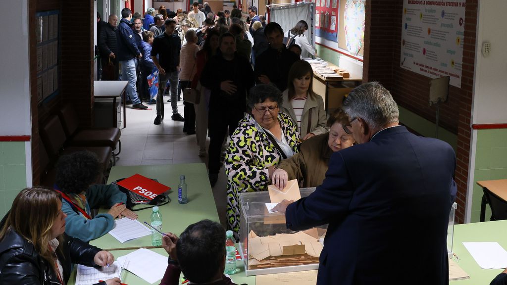 Colas para votar en la elecciones del 28M en España