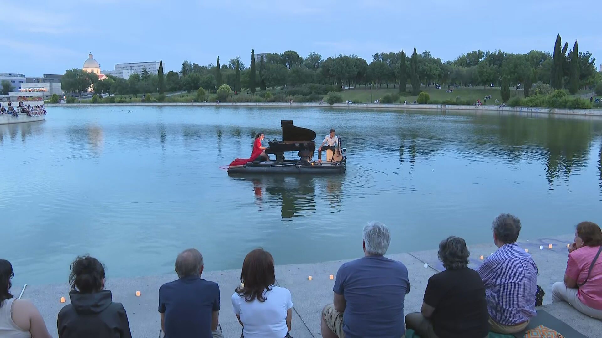 Concierto flotante de 'La pianista roja' en Madrid: música sobre el lago del Parque de Pradolongo en Orcasitas