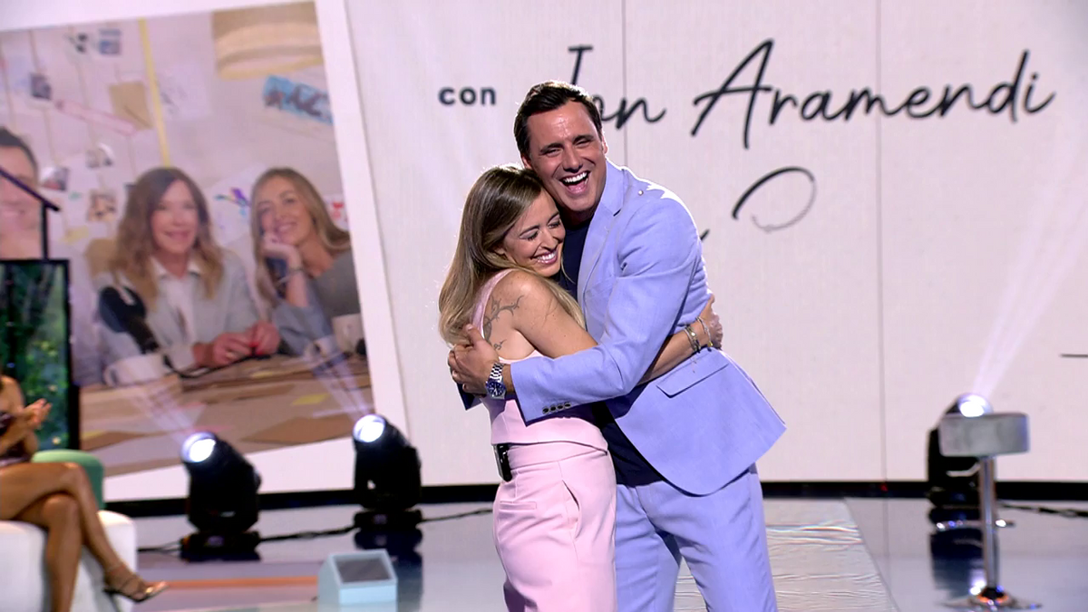Ion Aramendi y su mujer, María Amores, derrochan complicidad en el plató de 'Supervivientes': "¡A mis brazos!"