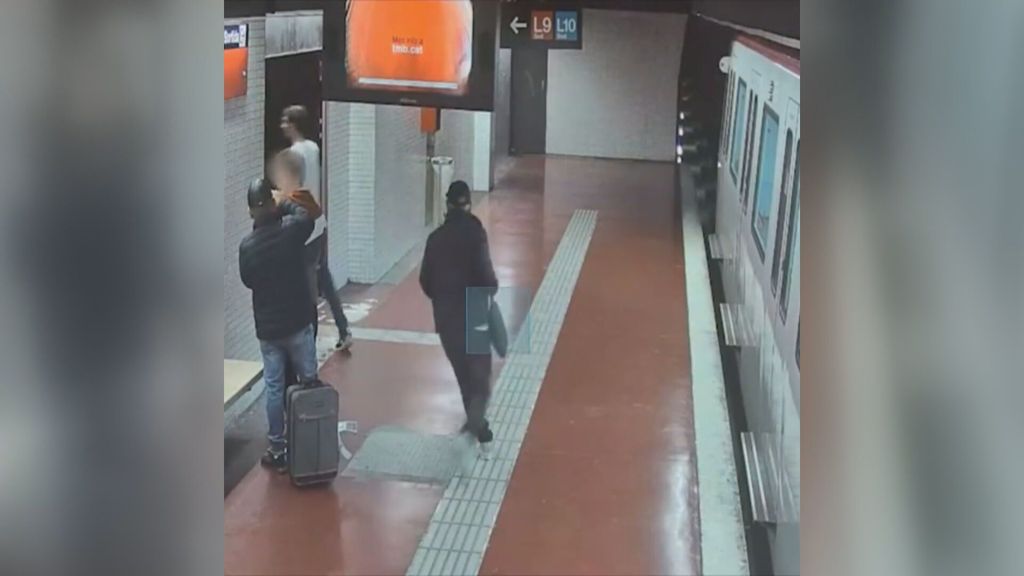 Ladrones en acción en el metro de Barcelona por el “método de la mancha”: “Vigila las distracciones”