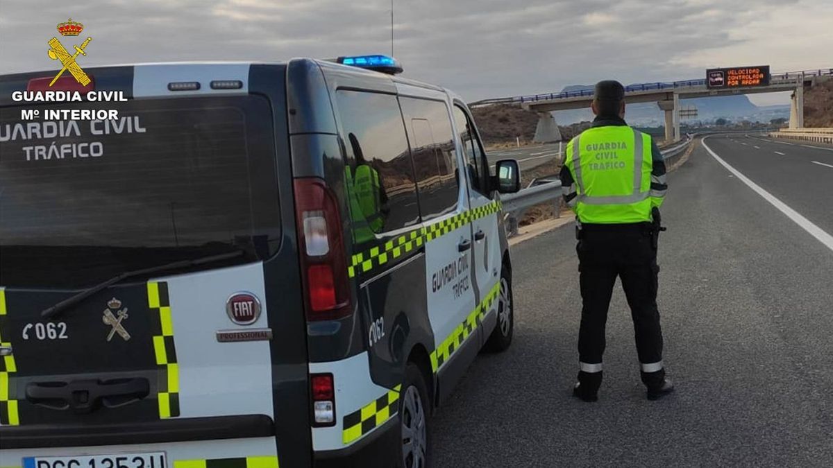 Un guardia civil en un control de tráfico