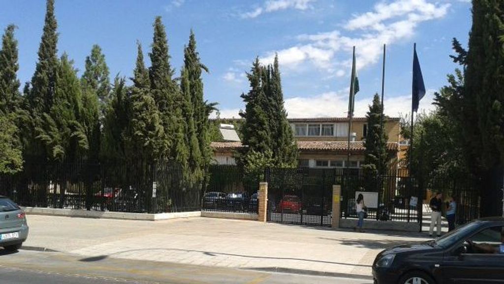 Cuatro niños heridos tras caer un muro en un colegio de Granada