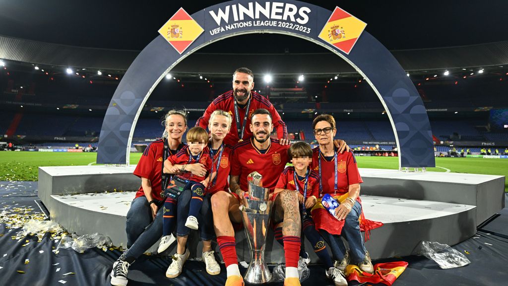 Dani Carvajal y Joselu celebran la Copa de Naciones de la UEFA con sus familias