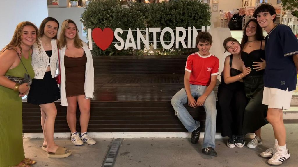 Diego con sus amigos del colegio en Santorini