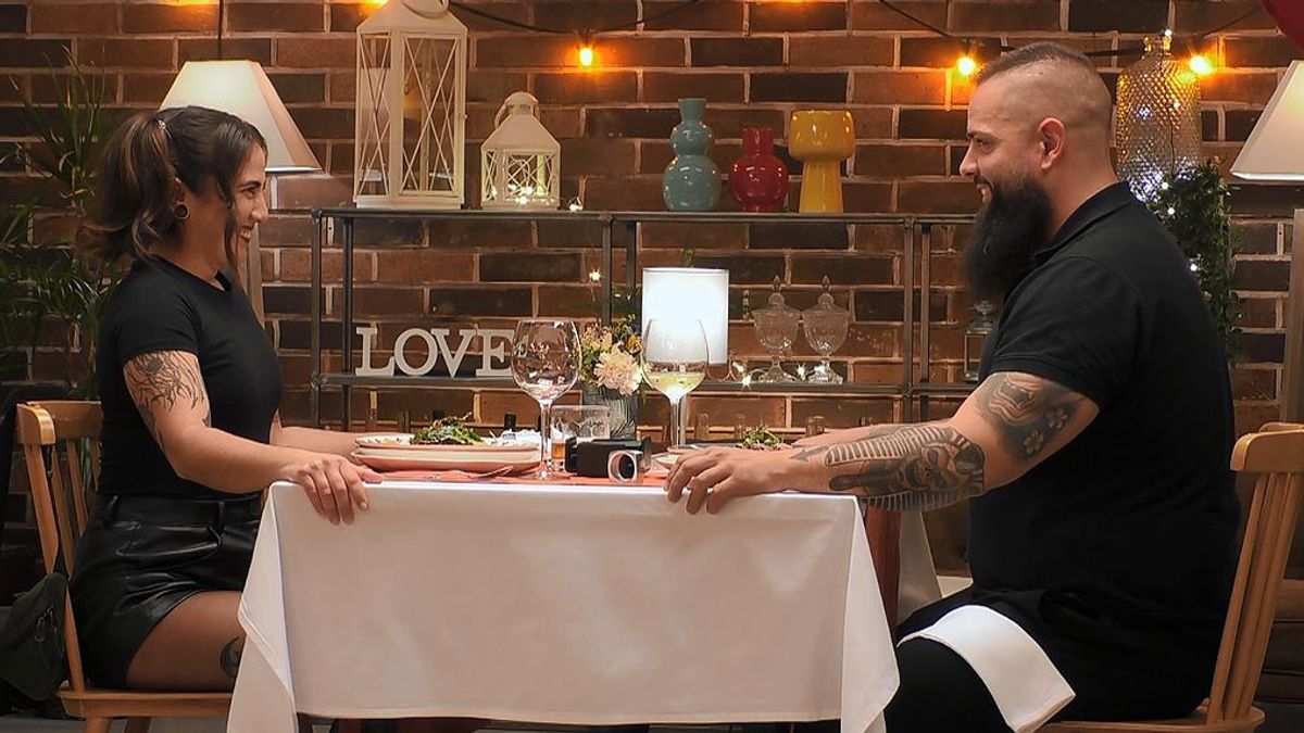 Juanma pone a su cita a meditar en ‘First Dates’: “Concéntrate en tu respiración”