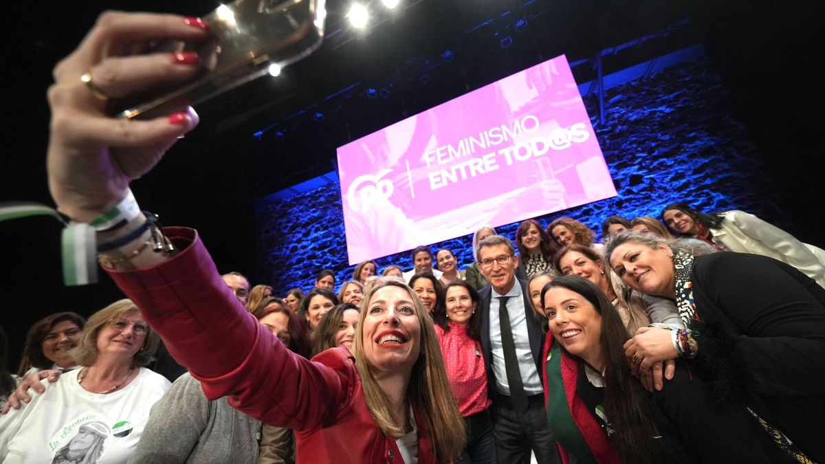 La extremeña María Guardiola junto a Feijóo en una acto sobre feminismo durante la pasada campaña electoral