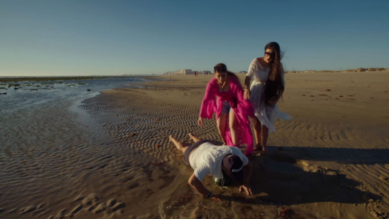 La divertida caída de Dani durante un surrealista día en la playa de Los Jiménez