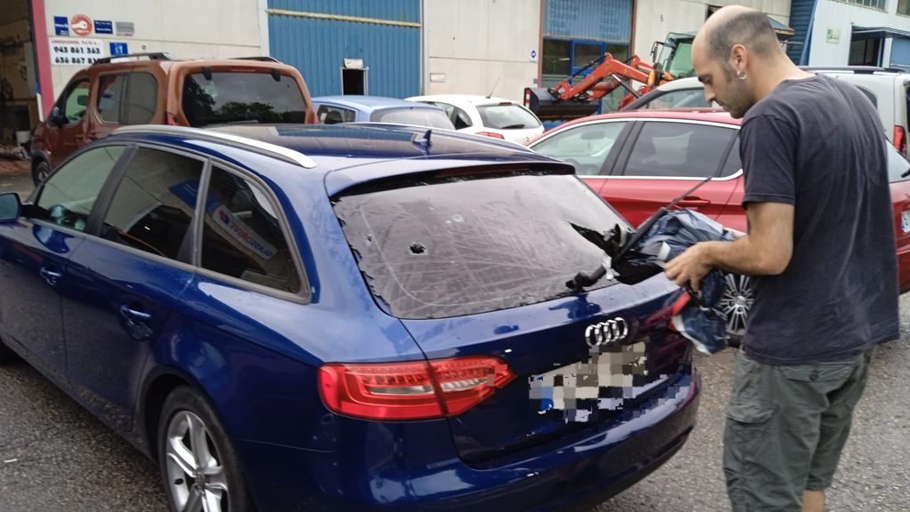 Un conductor a la espera que su coche sea reparadado en el taller de Zumaia