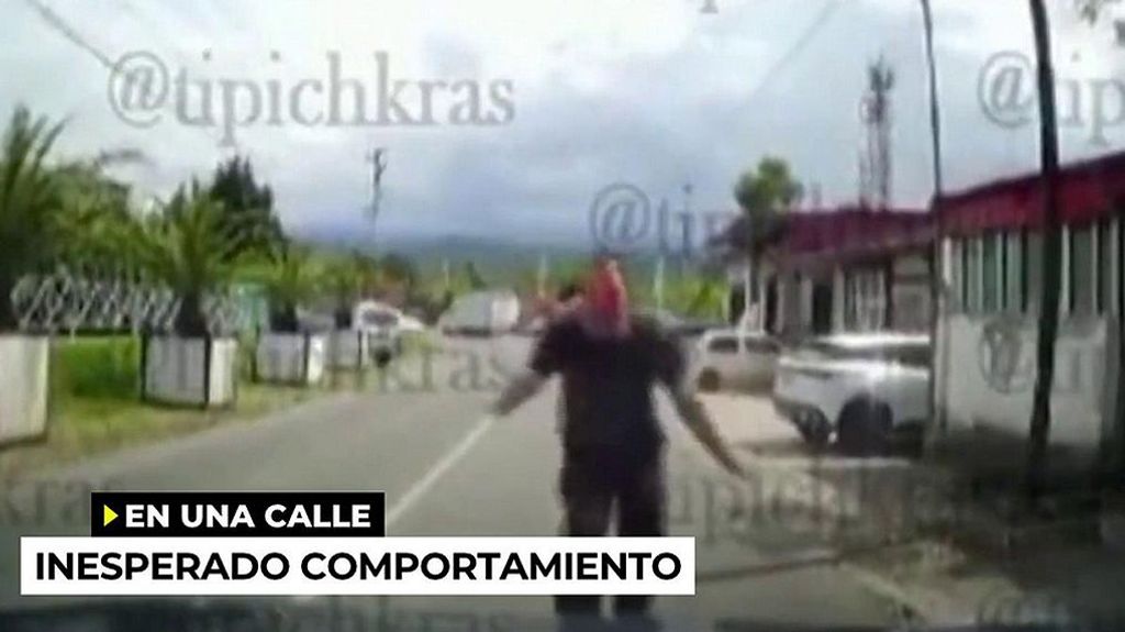 Un hombre se lanza contra los parabrisas de los coches que se cruzan en su camino