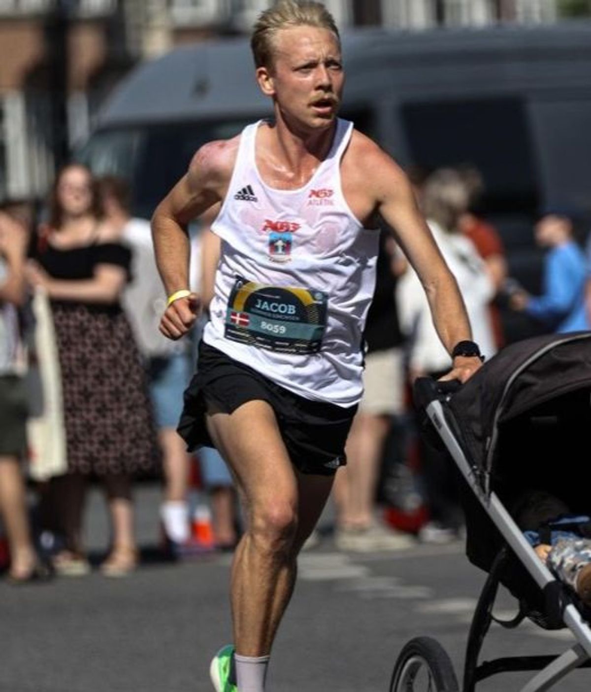Un padre no tiene con quién dejar a su hijo y bate un récord de media maratón empujando el carrito del bebé