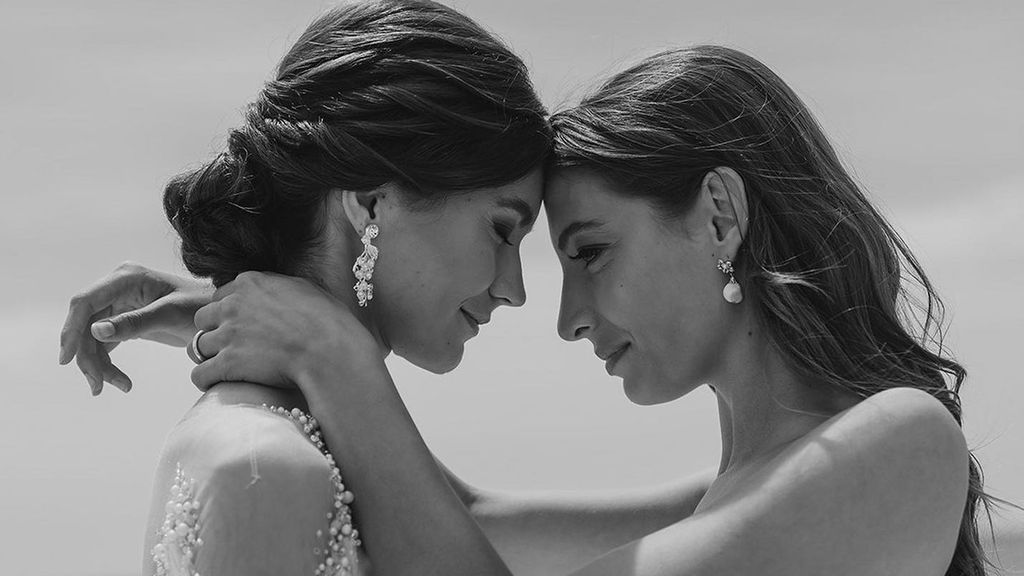 Andrea y Mireia, en una de las imágenes de la nueva campaña de Pronovias