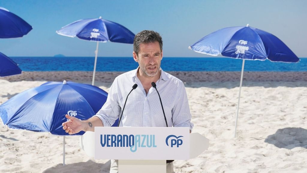 El portavoz del PP, Borja Sémper, presenta la imagen de la campaña electoral del PP basada en un 'verano azul'