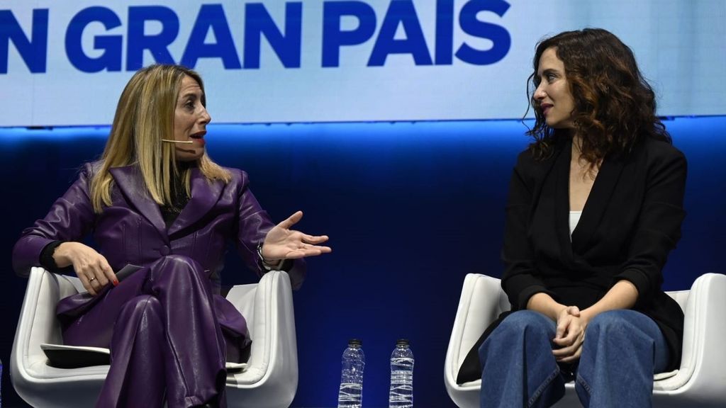 Isabel Díaz Ayuso y María Guardiola charlan en un acto organizado por el PP en enero pasado