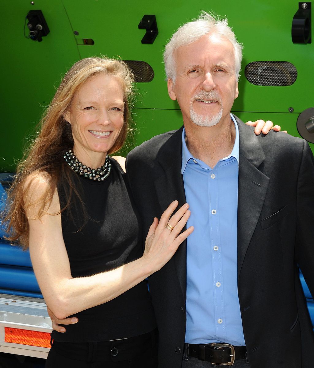 James Cameron con su mujer, Suzy Amis, junto al DeepSea Challenger