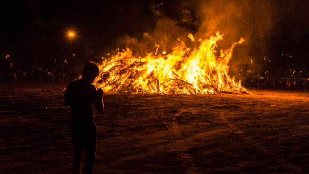 Alerta por temporal: el fuerte viento obliga a suspender las hogueras de la noche de San Juan en Cádiz