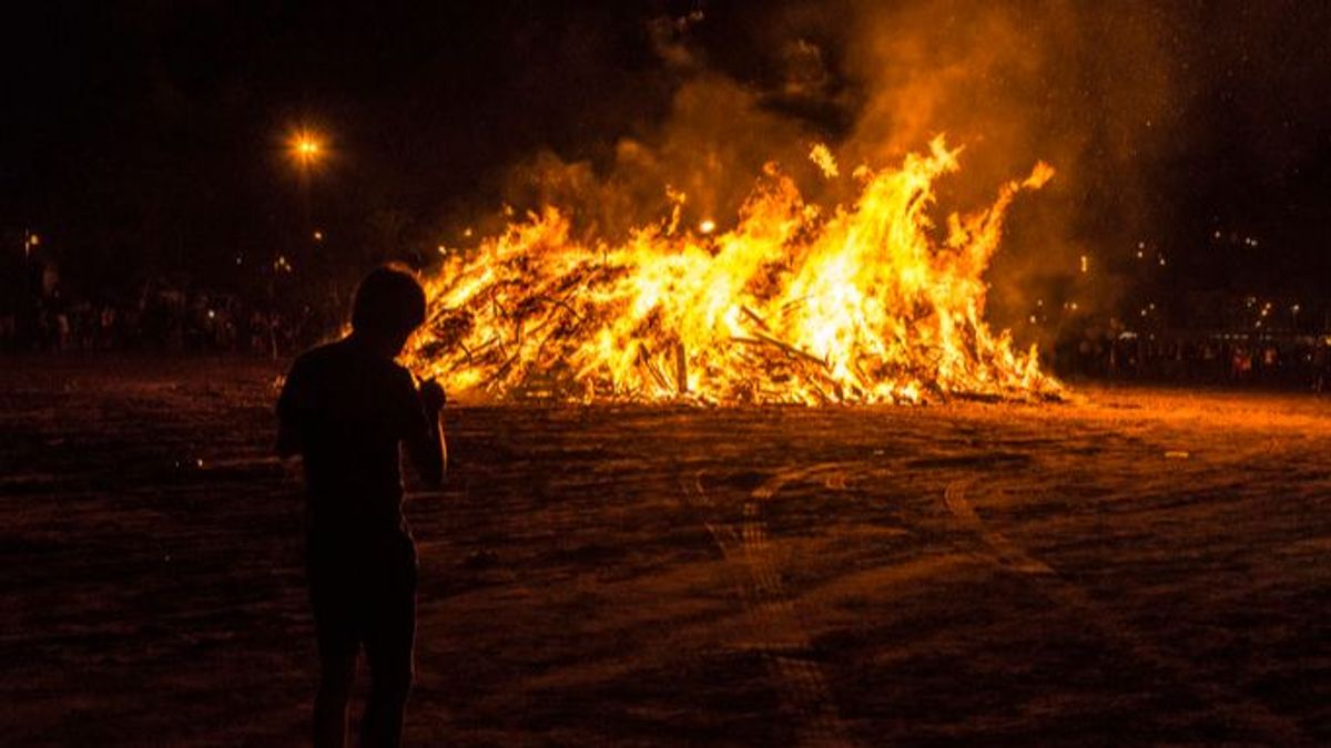 Alerta por temporal: el fuerte viento obliga a suspender las hogueras de la noche de San Juan en Cádiz