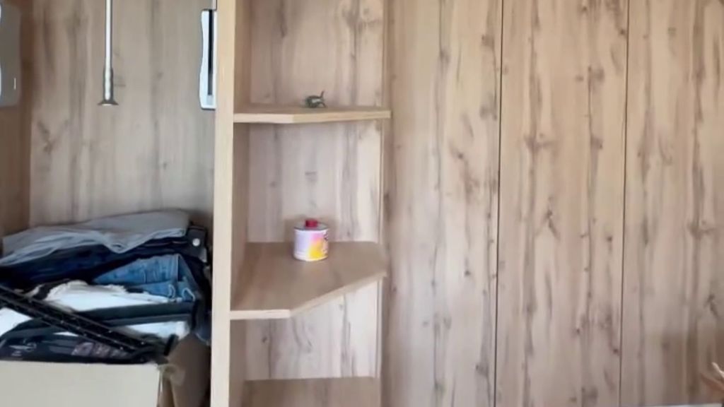 Así es el vestidor de madera con baño integrado de la nueva casa de Alexia Rivas