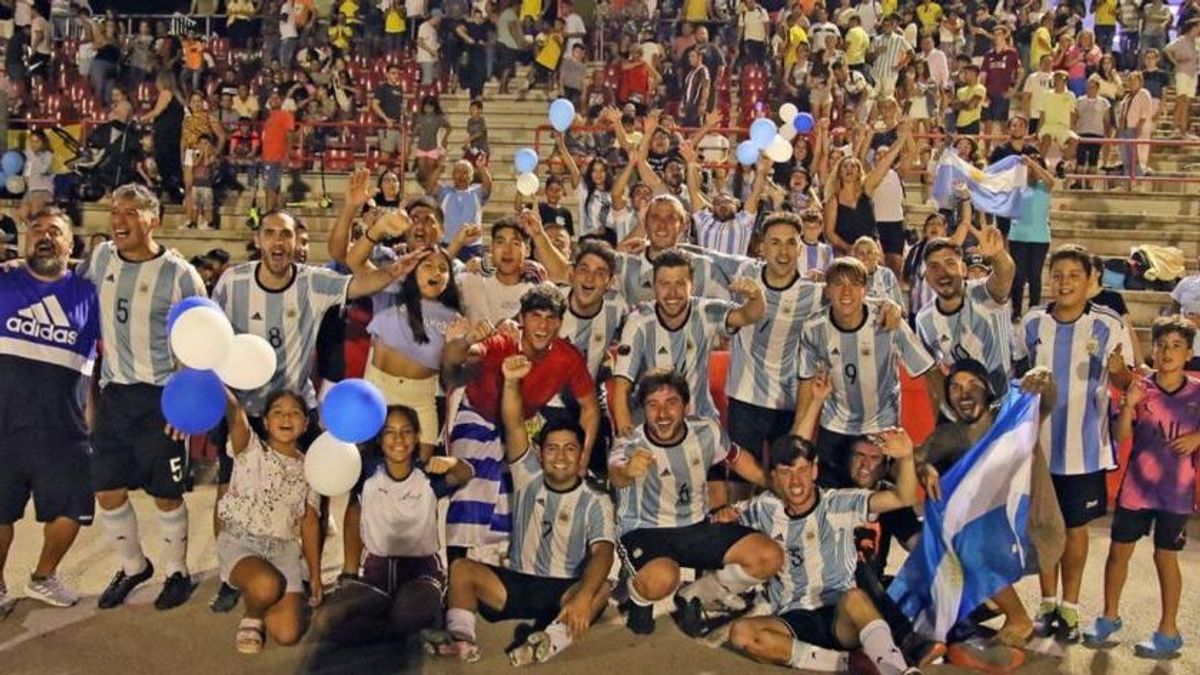 El equipo de Argentina celebra su victoria en el Mundialito 2022