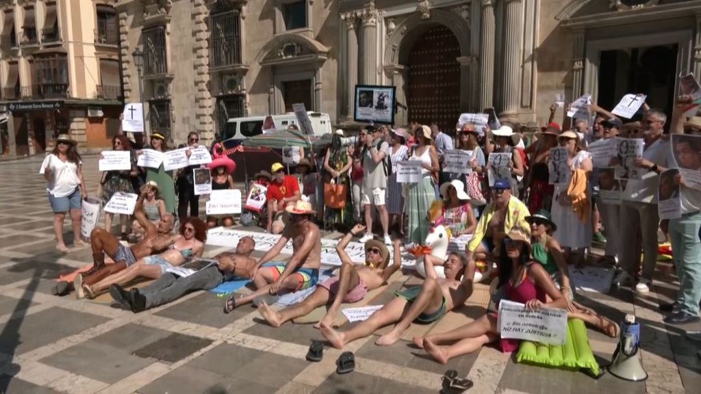 Funcionarios de Justicia de Granada protestan en bañador frente al TSJA