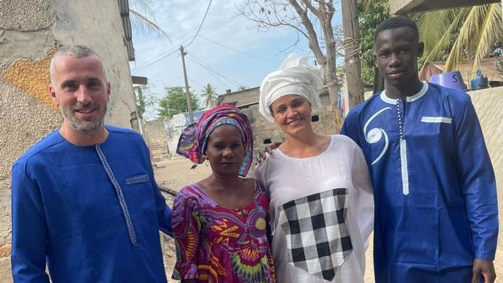 Manolo, Ascen y Ansou con la madre del joven en Senegal.