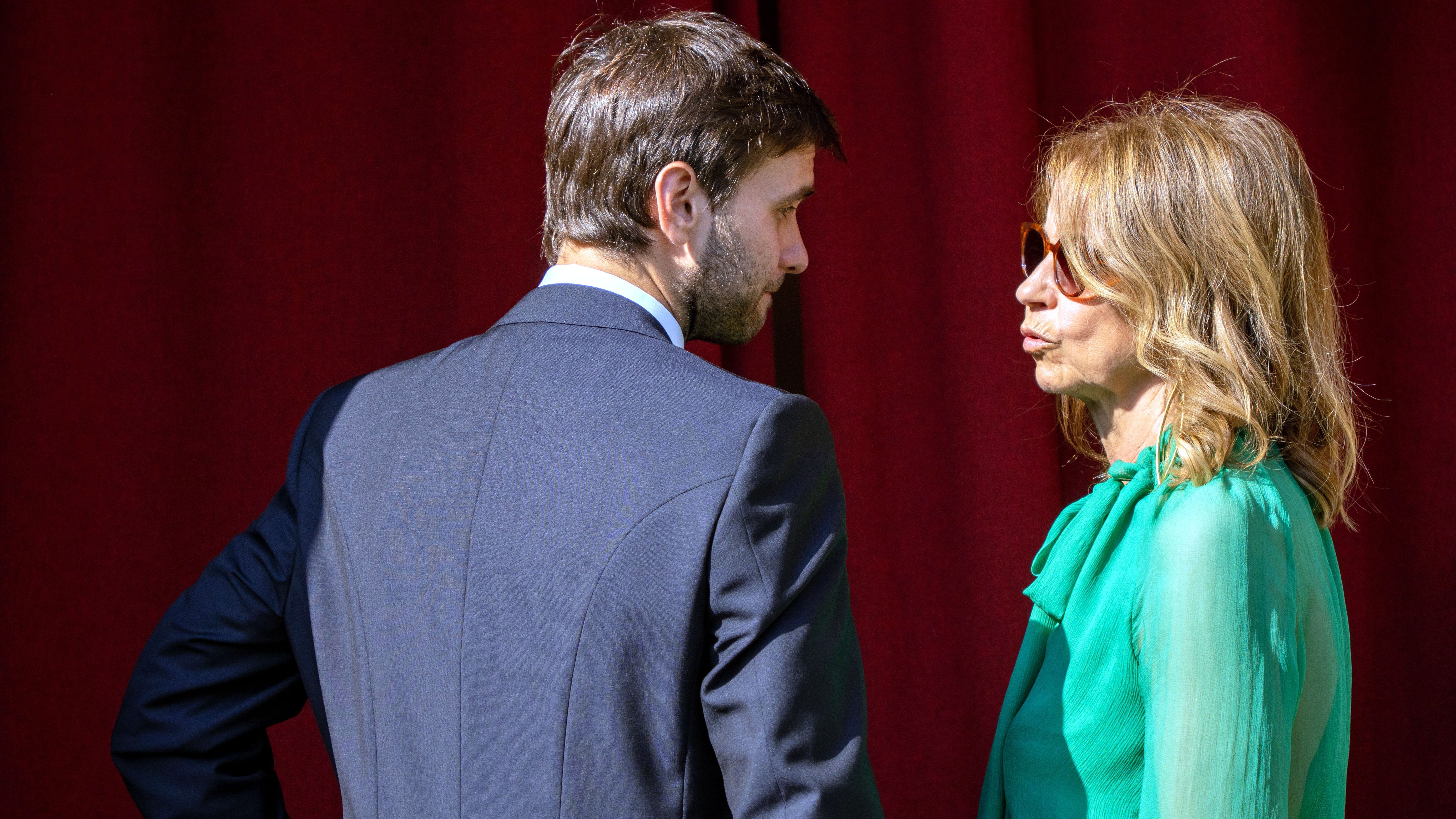 Marc Piqué, de espaldas, junto a su madre, Montserrat Bernabeu