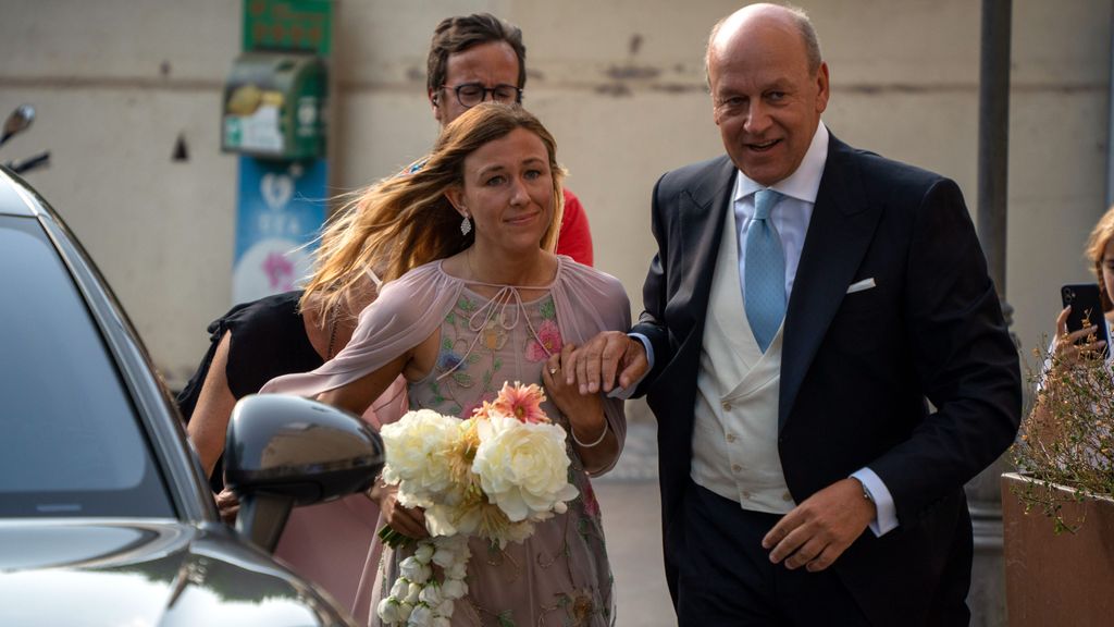 María Valls llega de la mano de su padre a su boda