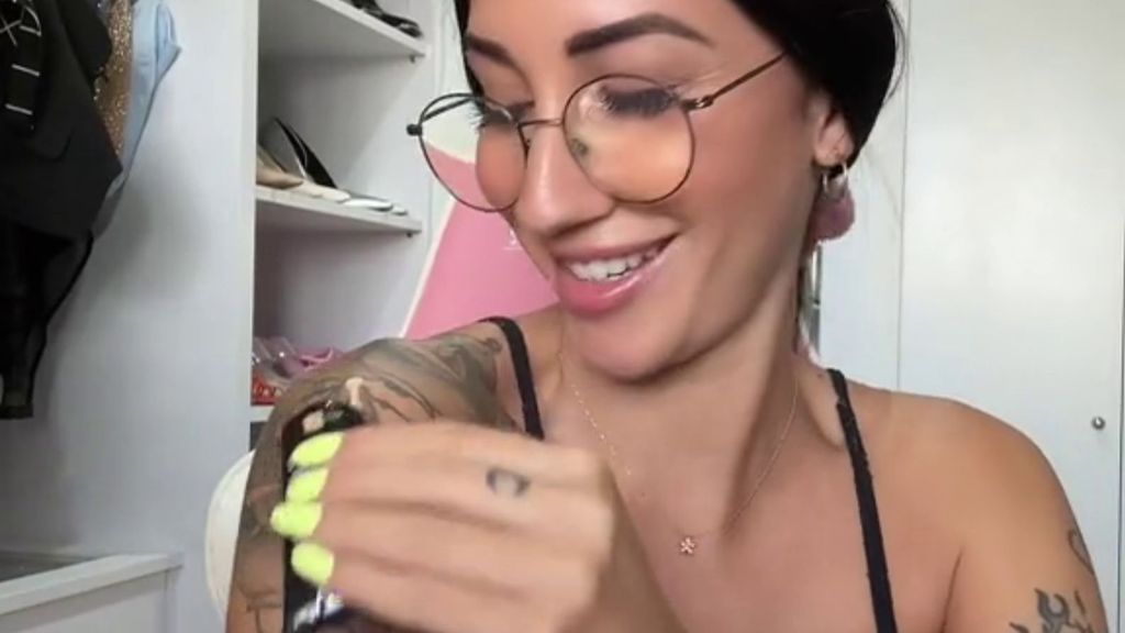 Naomi Asensi hace desaparecer todos sus tatuajes