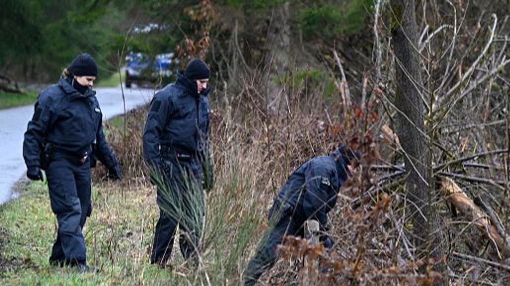 Policía alemana tras el asesinato de Luise, de doce años, en Freudenberg