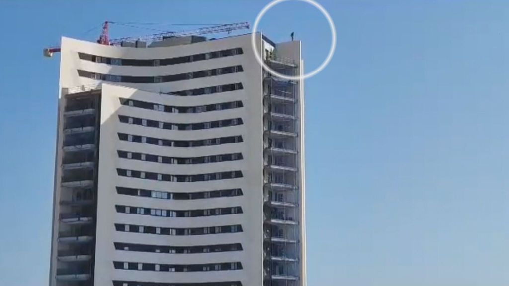 Salta en paracaídas desde un edificio de 100 metros en Málaga