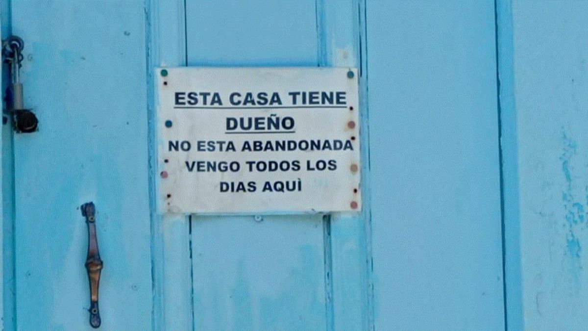 Un cartel para que no okupen la casa de su padre