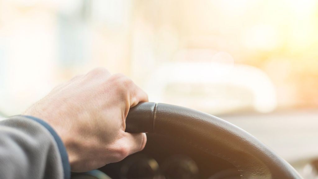 Un conductor menja el volante de su vehículo