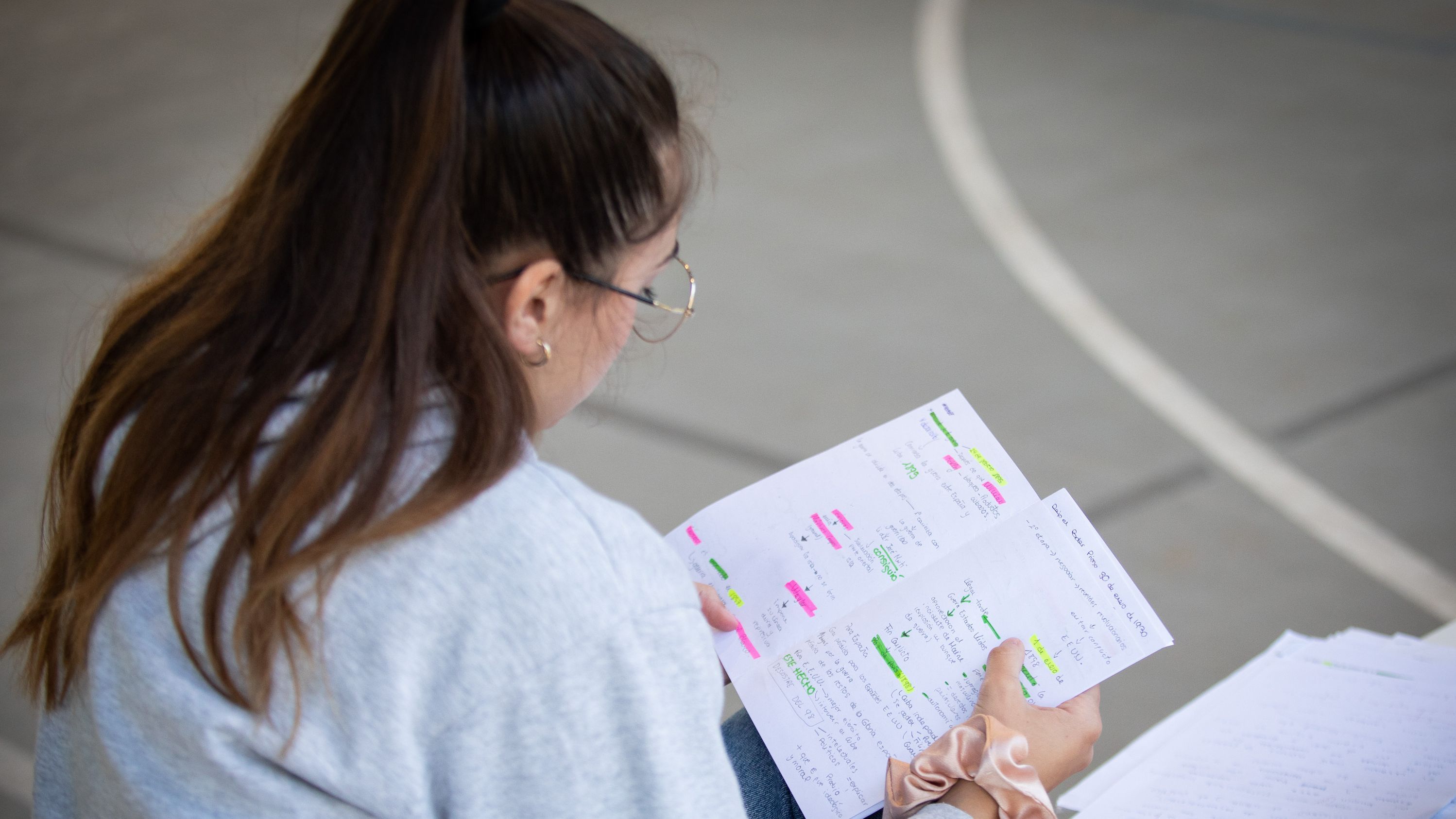 Una alumna antes comenzar un examen de la PEvAU en Andalucía.