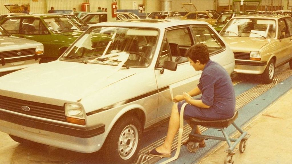 Una empleada de Almussafes pone manualmente la típica franja lateral del Fiesta, a finales de los 70.