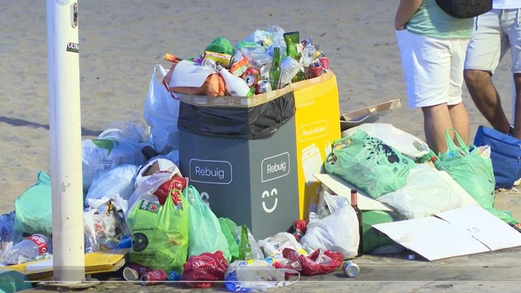 Las playas españolas amanecen llenas de basura tras la noche de San Juan: la cara oculta de la fiesta