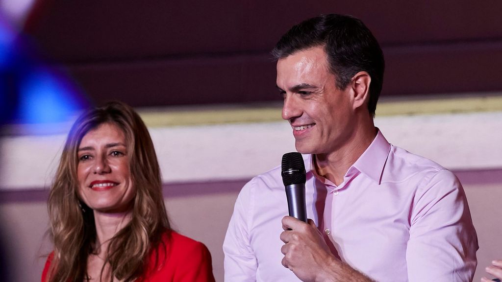 Pedro Sánchez y Begoña Gómez durante un acto electoral en 2019