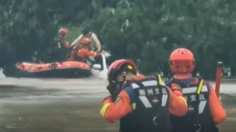 Rescatan 'in extremis' a una pareja en China atrapada en su coche por las inundaciones