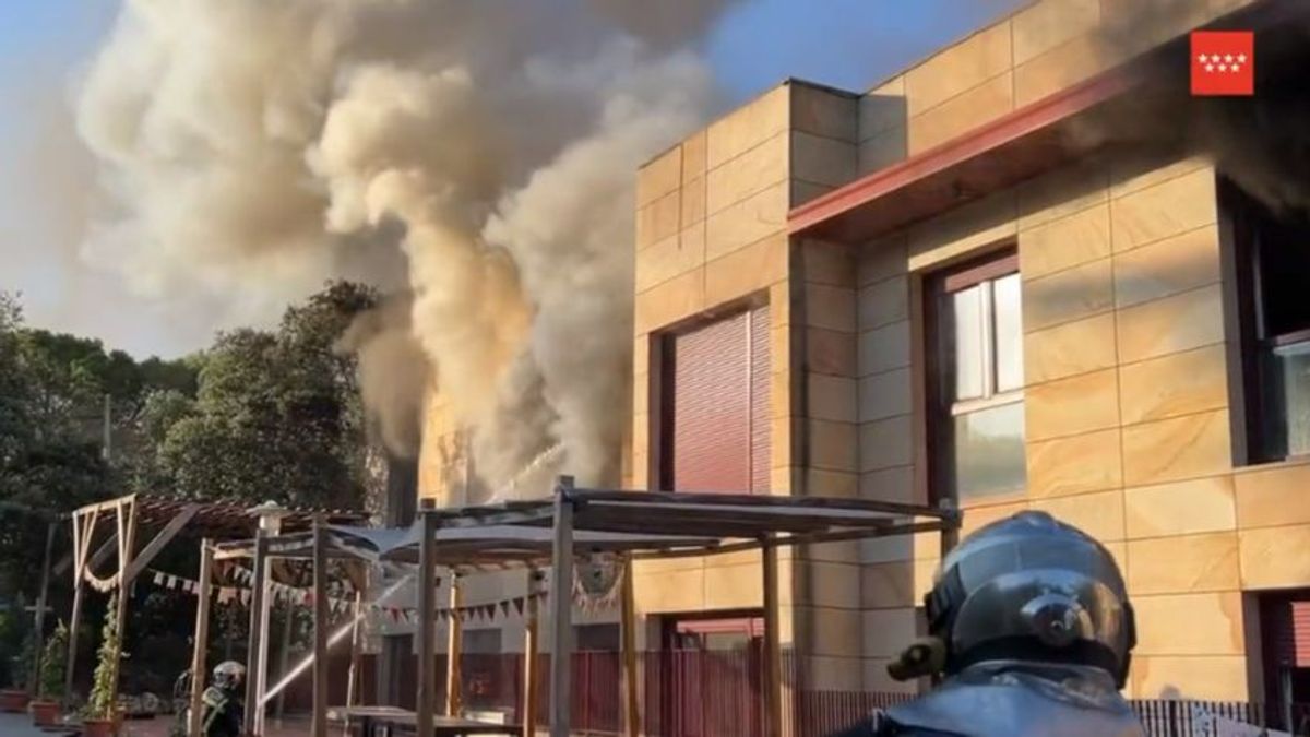 Varios intoxicados por el incendio de una residencia en Torrelodones