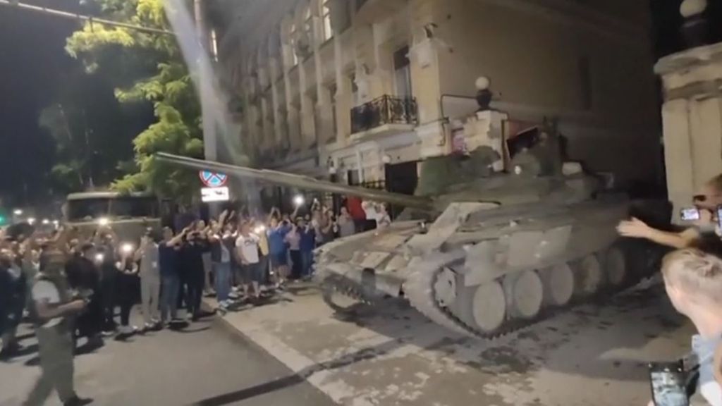 Vecinos de Rostov fotografían con sus móviles a los tanques de Wagner dejando la ciudad