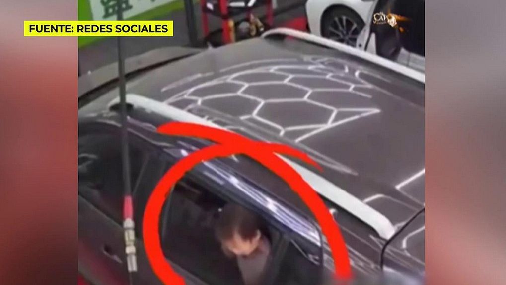 Atrapa la cabeza de su bebé con la ventanilla del coche