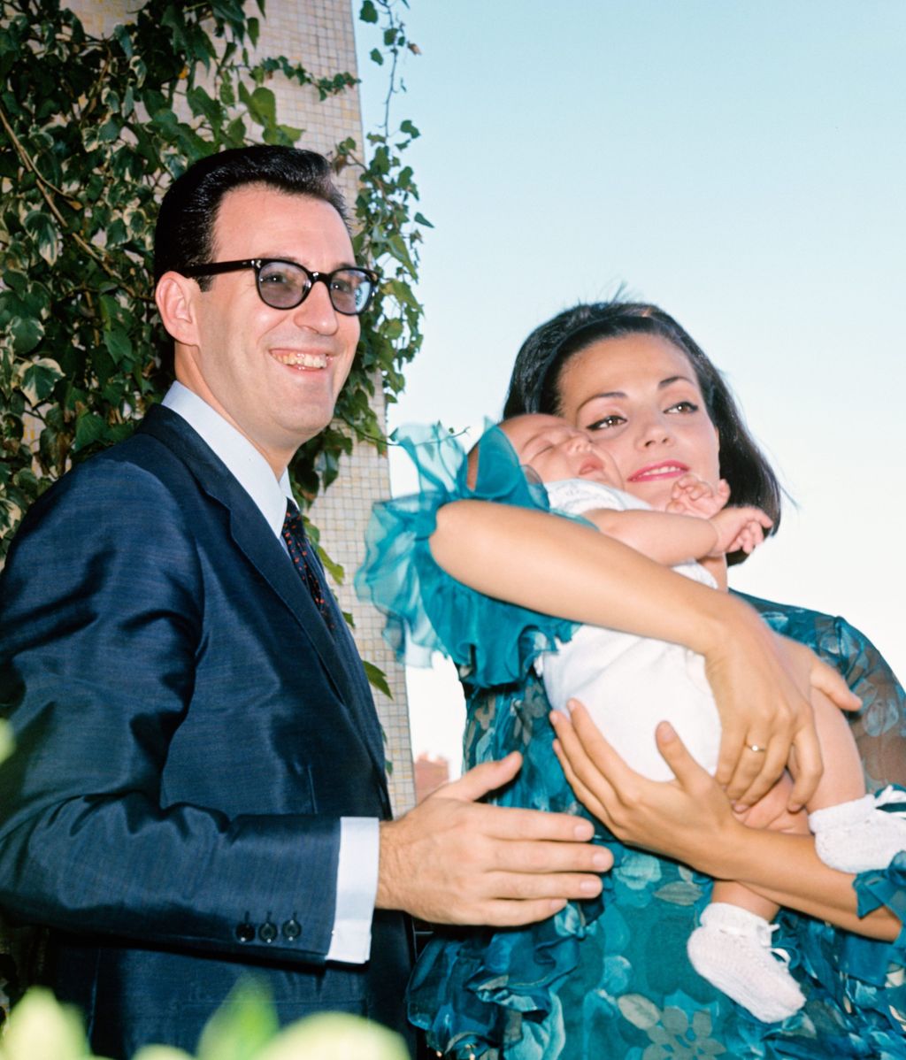 Carmen Sevilla y Augusto Algueró, con su hijo, Augusto, en 1964