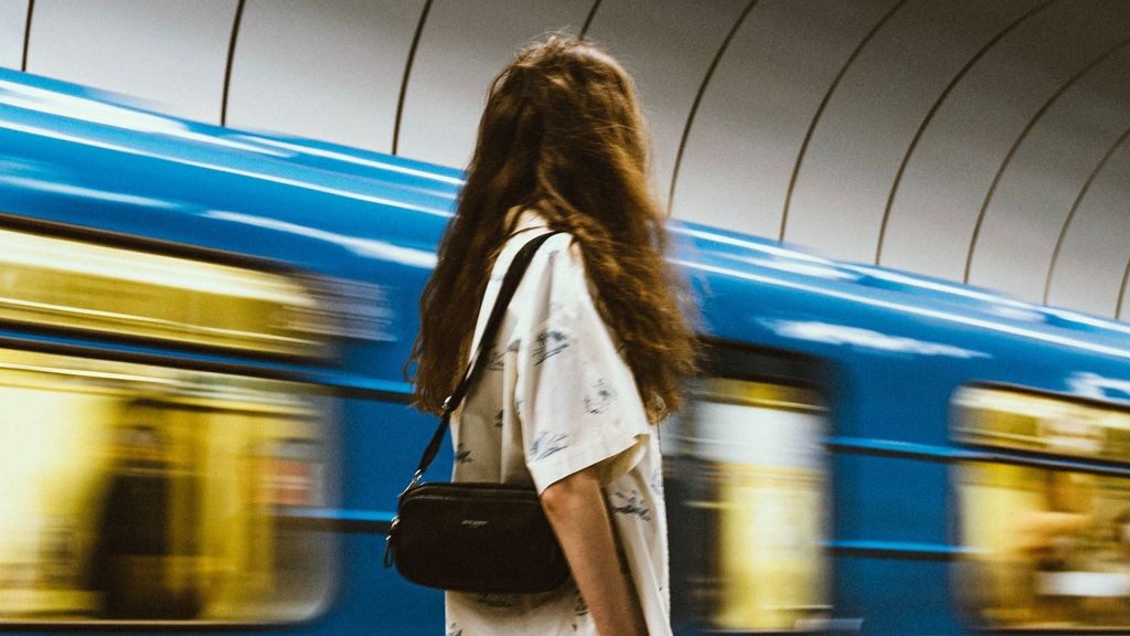 Chica esperando al metro