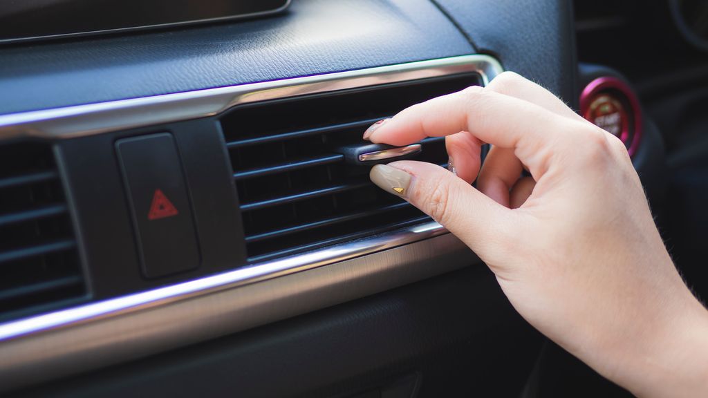 ¿Cómo saber si debemos recargar el aire acondicionado del coche?