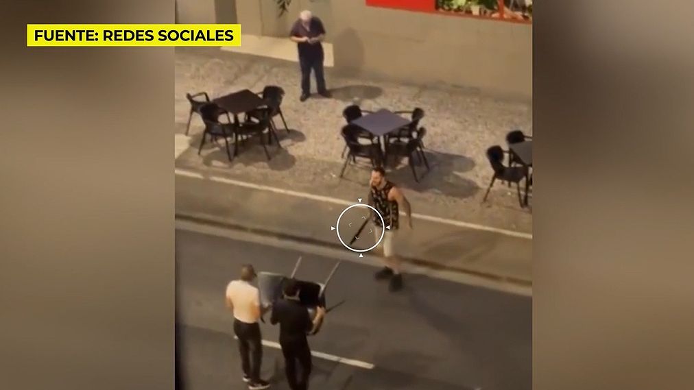 El joven de Zaragoza atacado por sus vecinos rumanos se toma la justicia por su mano y sale a la calle con una catana: “Os corto el cuello”